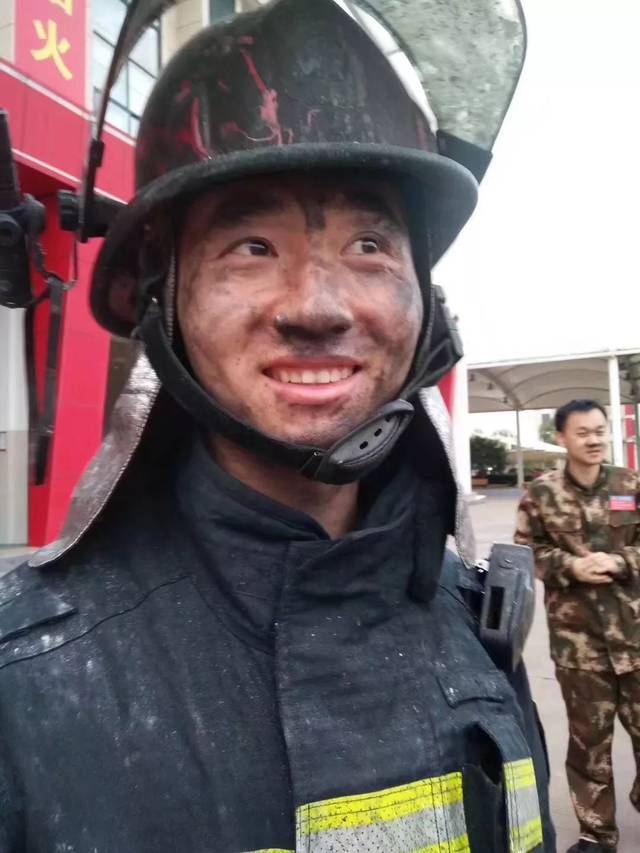 涂抹油彩 在火灾现场 他们穿越浓烟 蹈火踏浪 这就是最可爱的消防员!