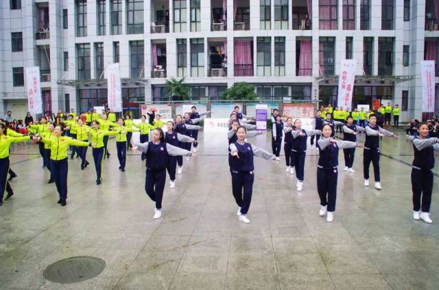 座谈会 公益行展演和教学之后,在武汉聋校会议室举行了特教学校