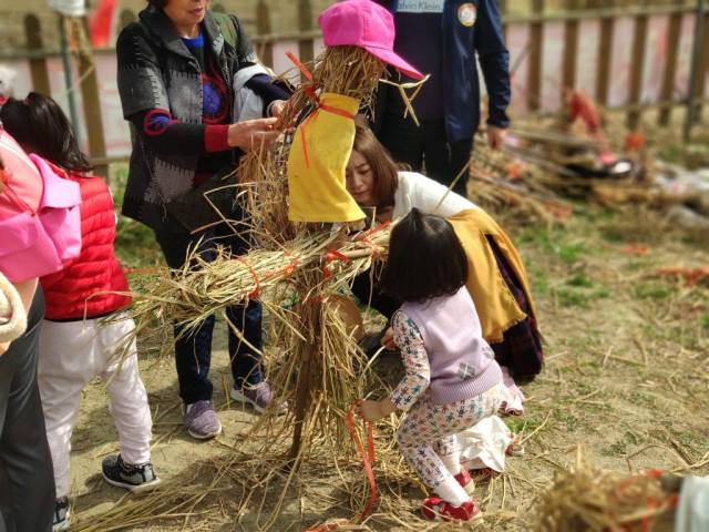 15第九幼儿园亲子秋游活动:扎稻草人,挖马蹄,磨豆浆,打地鼠