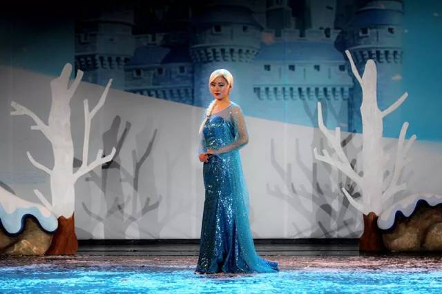 自己的努力而来…… 冰雪女王:艾莎(elsa) 小公主:安娜(anna) 野外