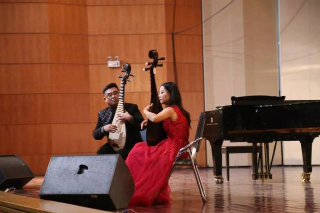 你知道吗,昨晚音乐厅座无隙地!