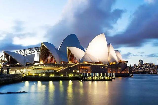 悉尼歌剧院是澳大利亚的地标建筑,也是20世纪最具特色的建筑之一,被
