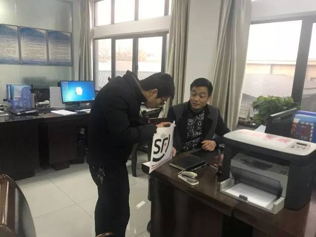 民政干事赵海明,高飞给群众办理退伍军人信息采集工作.