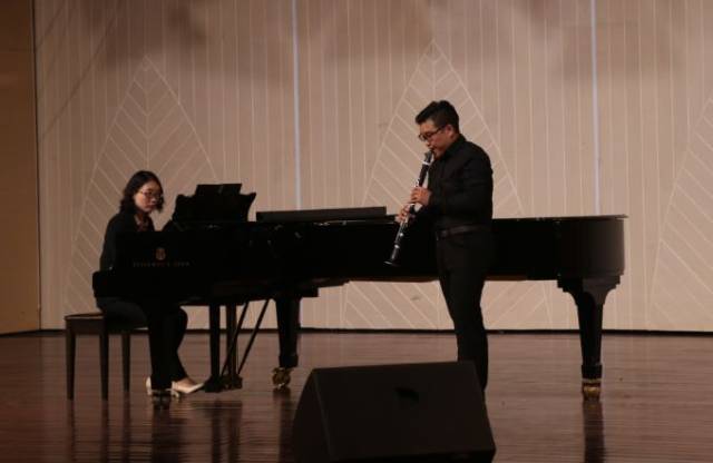 你知道吗,昨晚音乐厅座无隙地!