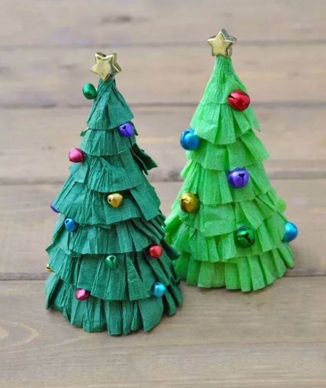 纸杯圣诞树 不过,我们可以利用简单的小物件,在家和孩子diy一棵梦寐以