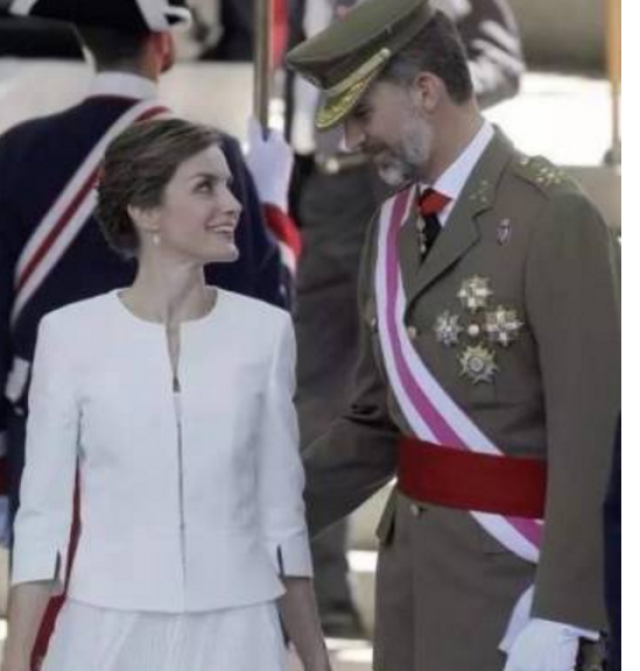 二婚又怎样?西班牙国王与王后神情对望的瞬间
