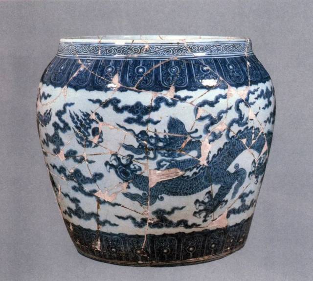 青龙缸是景德镇所烧造的大形青花器,应是《明史》所载"青龙白地花缸"