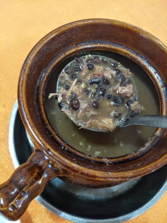 在寒冷的冬日端着这样一碗热气腾腾的黑豆塘鲺汤,喝入口中的那一刻