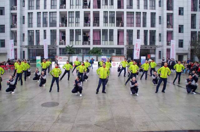 座谈会 公益行展演和教学之后,在武汉聋校会议室举行了特教学校