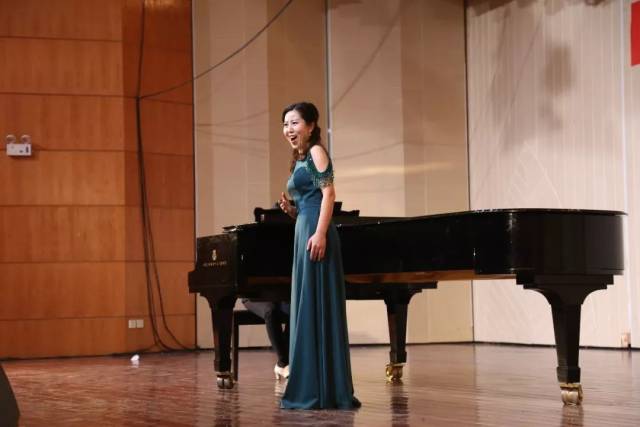 你知道吗,昨晚音乐厅座无隙地!