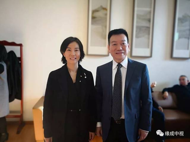 王治国主席与中共房山区委常委 宣传部长曹蕾交接题字匾牌