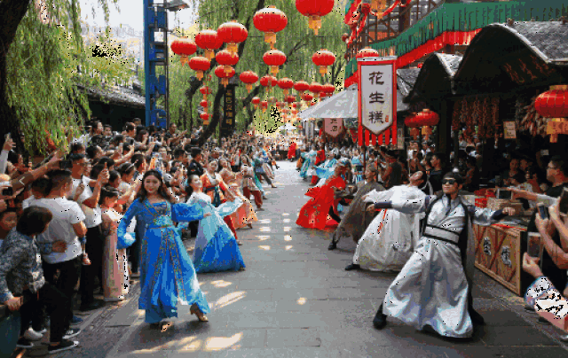 巨大的月亮湖波光潋滟,营造出嫦娥
