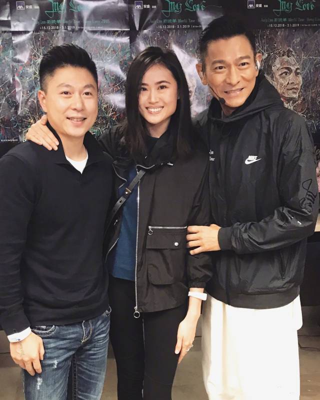 李小鹏夫妇追星,看刘德华演唱会,后台与华仔亲密合影