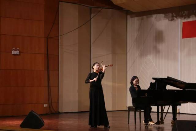 你知道吗,昨晚音乐厅座无隙地!