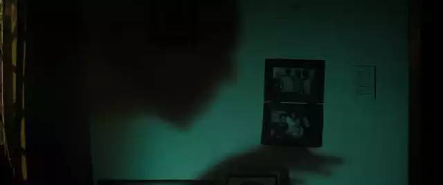 和之前的夜晚一样,灯自己熄灭,一个鬼影出现在墙上.
