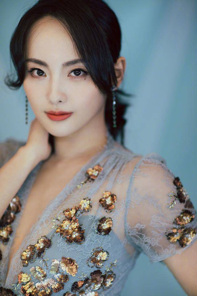 被张嘉倪惊艳到了!蓝色v领长裙又瘦又美,这身材不像生