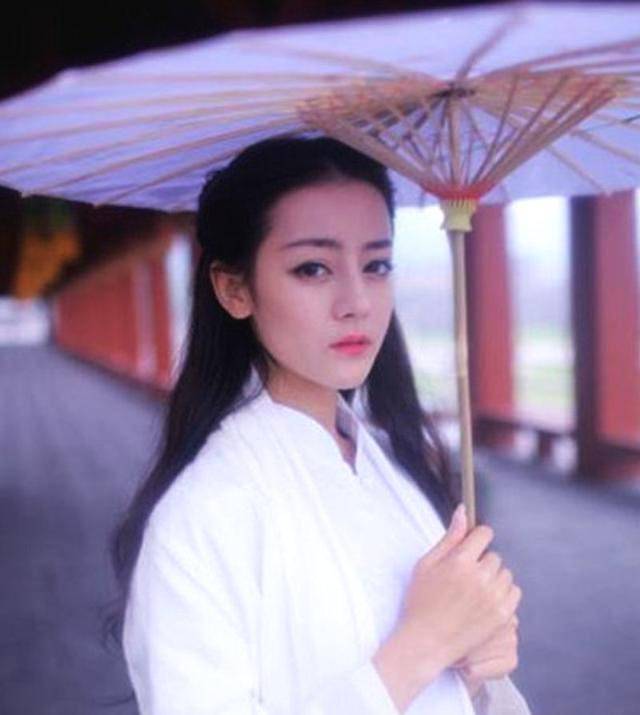 盘点古装中撑伞的女子,刘诗诗清丽脱俗,最后一位美如画成经典!