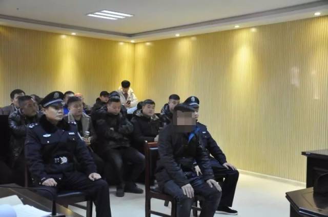 涡阳马店镇,男子持菜刀砍人,结果自己肠子都被打破裂了!