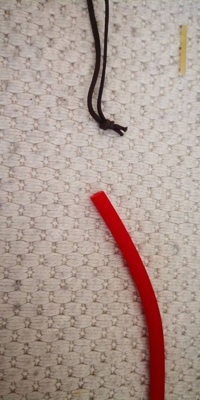 把竿稍绳打结,将绳结挤进橡筋管里5厘米左右.