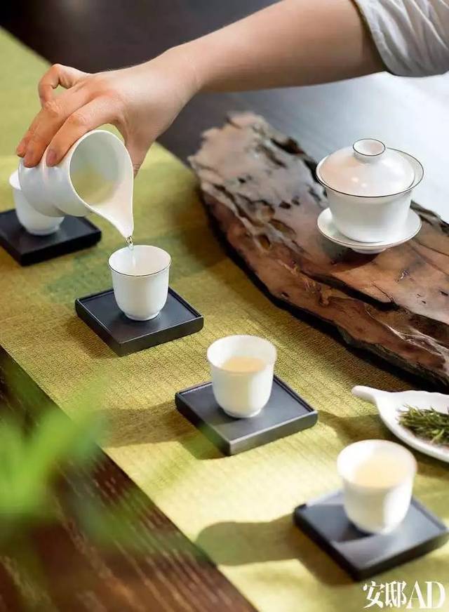 酒店美丽的茶艺师正在为我们泡今年的新茶.