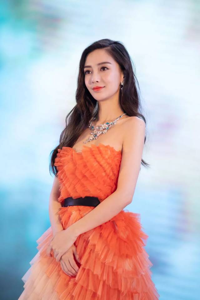 近日,杨颖(angelababy)工作室连续发布了一系列参加周大生珠宝品牌