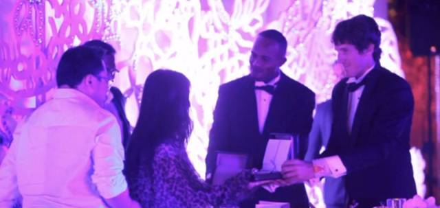 被通缉的在逃华人富豪泡遍全世界的女神!可儿萧亚轩希尔