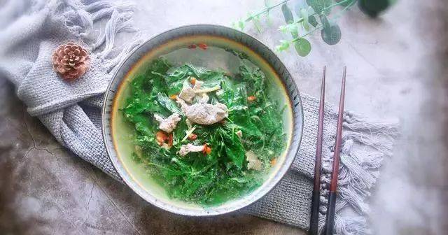 今天分享的是我们家常吃的枸杞叶猪肝瘦肉汤,这汤的做法很简单,功效
