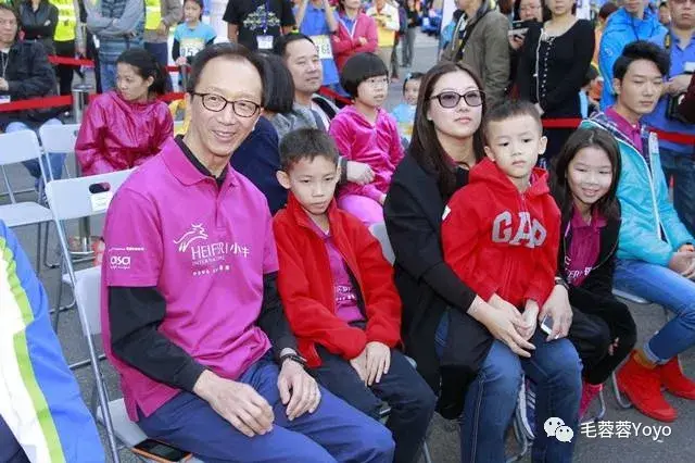 伏明霞惊爆离婚 当年和梁锦松交往时男方未离婚 男方也和陈慧珊发