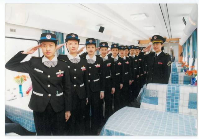1995年制服 2015年铁路制服(铁路制服照片均由刘陈平提供) 服色时易
