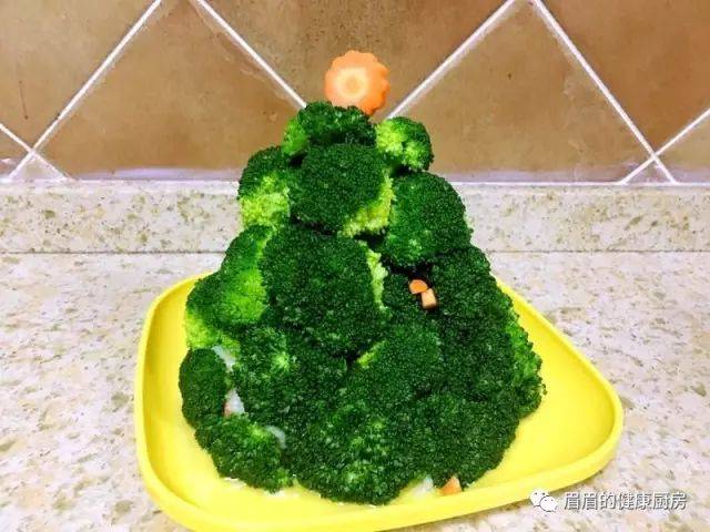 8,沿着底部将西兰花一棵一棵往上插进土豆泥,直至将土豆泥包裹在里面