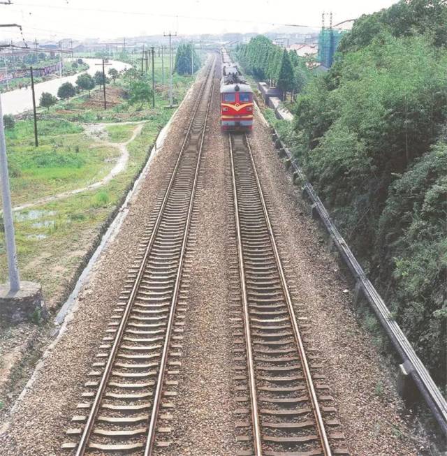 1999年12月,萧甬铁路复线正式建成通车.《余姚日报》资料照片