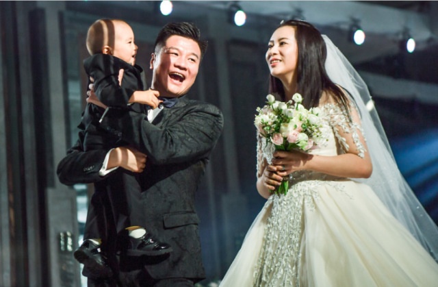 41岁李金羽沈阳大婚!妻子不是殷桃是普通人 抱1岁半儿子金豆亮相