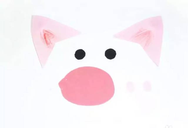 本文导读 2019年是猪年,既然是猪年怎么少的了主题手工呢!猪是我们最熟悉的动物之一,有的小朋友很讨厌猪,因为猪爱偷懒还贪吃;有的小朋友觉得猪也挺可爱的,因为它有大大的耳朵,很有特点的鼻子,圆溜溜的眼睛,卷起来的小尾巴,越看越喜欢。今天小莉老师就给大家带来几款小猪手工,记得元旦期间跟小朋友们一起制作哦! 作者 丨小莉老师 本文由《幼儿园手工》编辑,转载须注明来源! 剪纸三只小猪 为三只可爱的小猪建造一个属于他们自己的家吧。 准备材料:白色卡纸,蜡笔,剪刀,竹签,胶棒等。 以下为小猪的打印模板,按照已有的