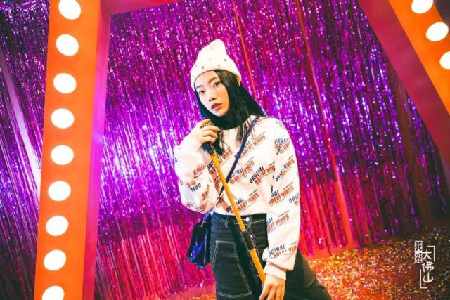 星光大道般绚丽的舞台,整个空间都是耀眼的红色,话筒已经准备好了!