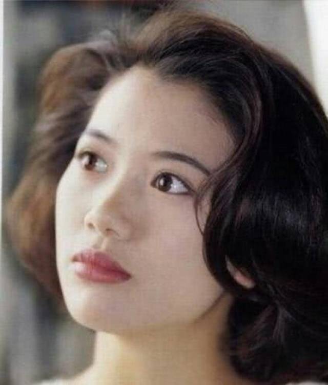 18岁袁咏仪选美泳装照,肤白貌美大长腿,不输排名第一的李嘉欣