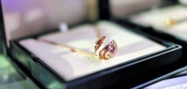 被通缉的在逃华人富豪泡遍全世界的女神!可儿萧亚轩希尔