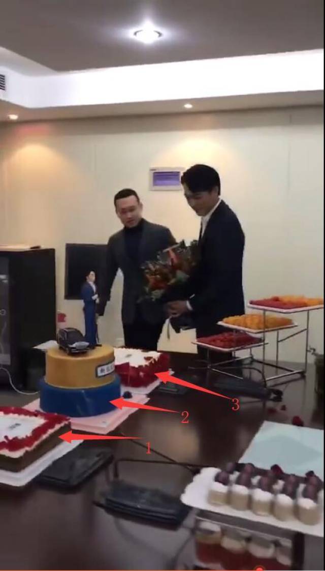 随后,正式举行了庆祝会,大家一起为靳东演唱了生日歌.