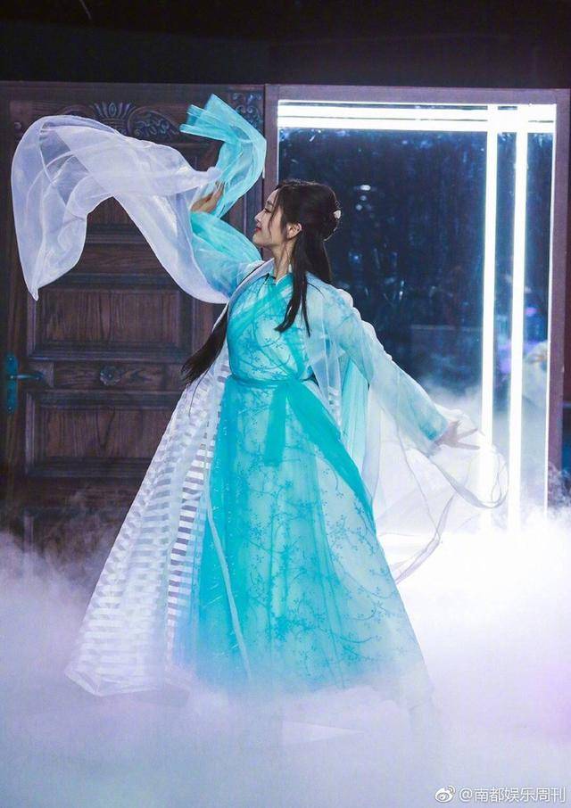 她在节目中表演了《创造101》的主题曲舞蹈,自带仙气的古风舞蹈尽显