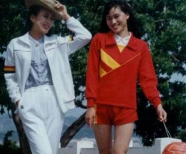80年代老照片:两个穿着运动服的美女,既使现在看来也很时尚.