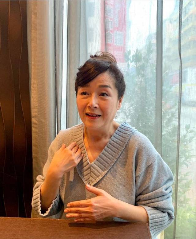 60岁恬妞与女儿近照,年过六旬仍这般优雅,女儿身材壮实偏中性化