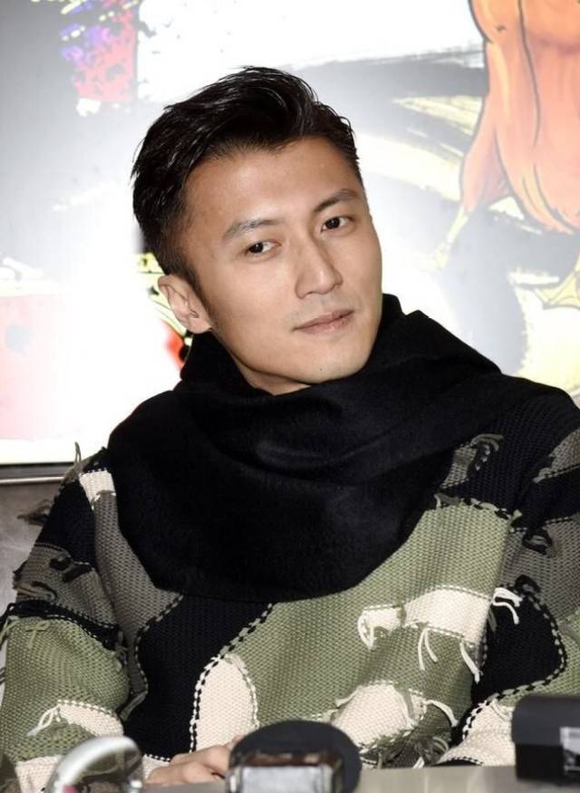 越长越像谢霆锋,但是比谢霆锋还要帅很多,以后一定是轰动全世界的大