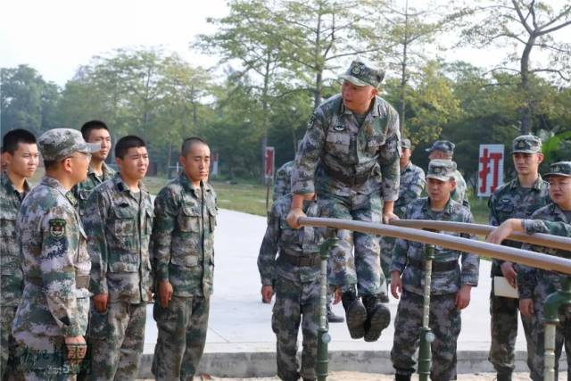 为该基地党委机关在一线指导新兵训练