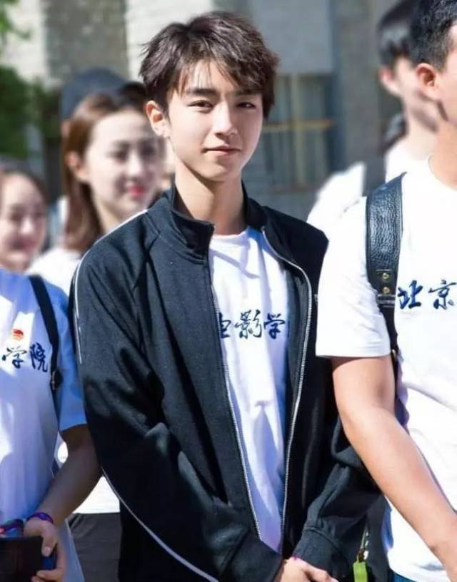 学生追问老师2天,你是不是喜欢王俊凯?老师回答了6个字才被放过