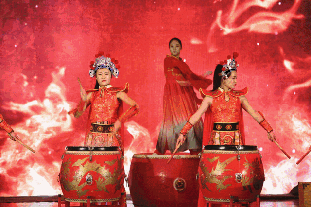 ▼ 在盛典现场, 有精彩的水鼓舞开场, 振奋人心的舞风和鼓韵, 给观众