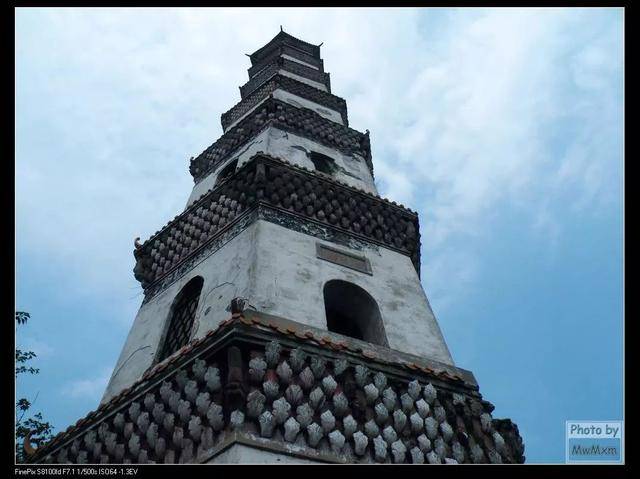 炳蔚塔的命运相对来说比较坎坷,至今190多年,曾一度遭雷击,顶2层被毁.