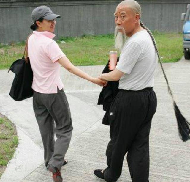 64岁李雪健和老婆罕见近照_手机搜狐网