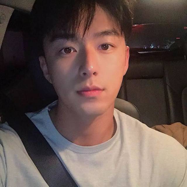 "你的忠犬男友已上线,这种校草脸是真的百看不厌"