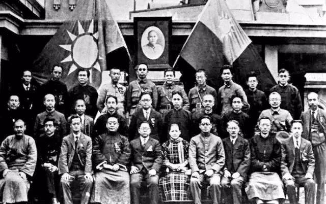 1927年3月,国民党二届三中全会合影,前排左四为谭延闿,二排右三为