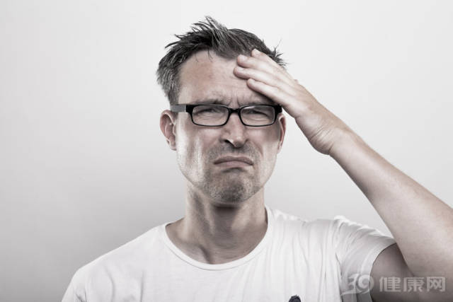 ③性情自闭 当年轻人出现大量白头发时,不仅会让他们的性格变得自卑