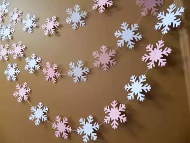 多才多艺的老师们还可以做多一些,配合圆形卡纸,做成立体雪人和雪花